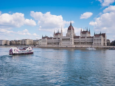 One Hour River Cruise with Unlimited Drinks in Budapest