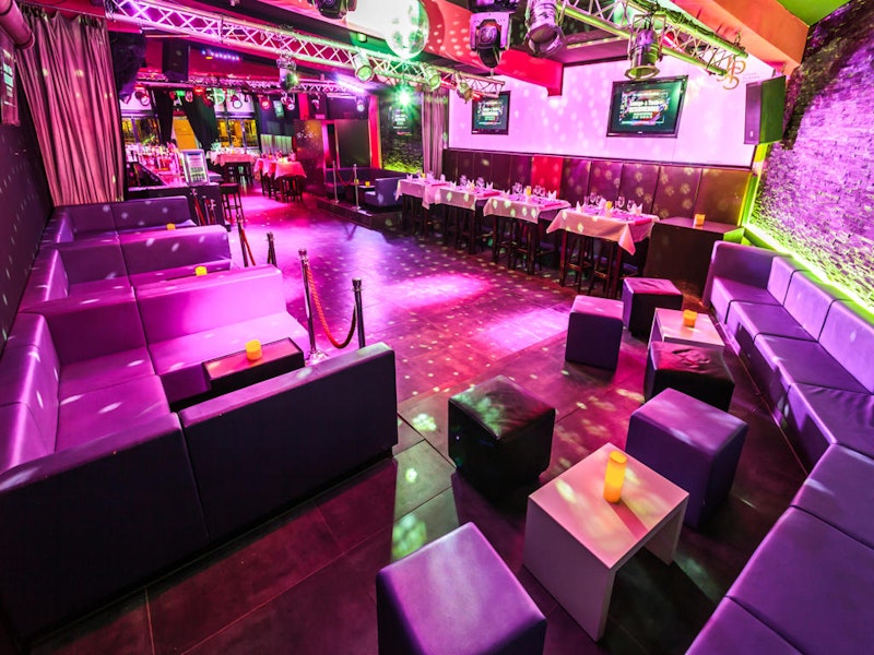 Guided Pub Crawl & Nightclub Entry incl. Shots
