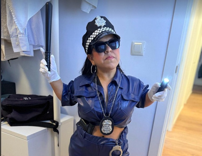 Dwarf Female Handcuffed (30min)