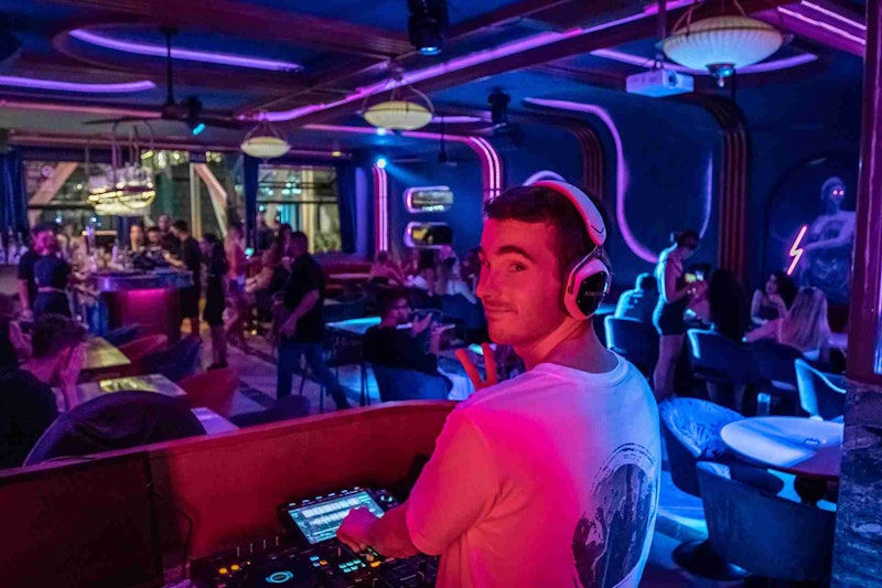 Night Club Entry (Hyde)