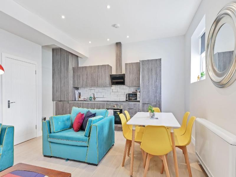 Right On: Bright On Apartment 1F