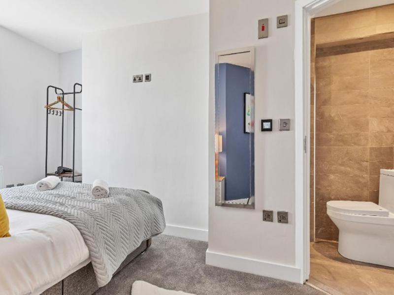 Right On: Bright On Apartment 1F