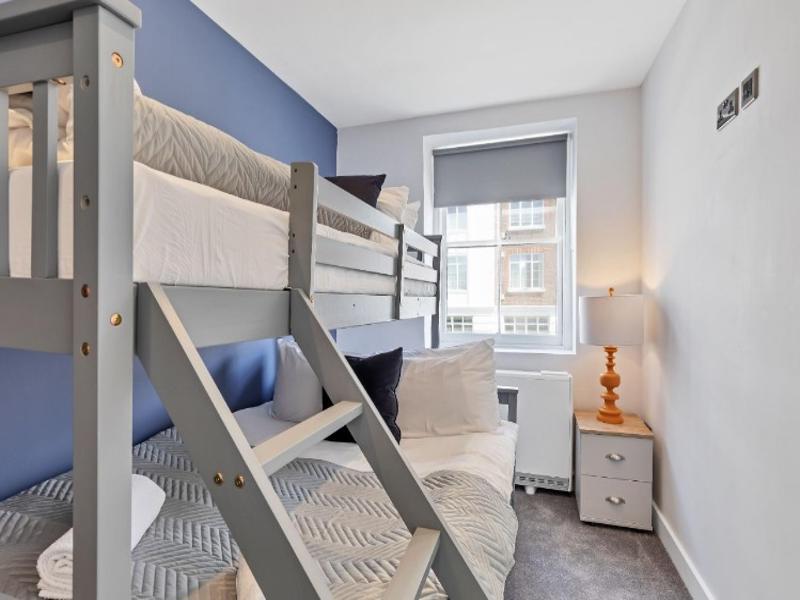 Right On: Bright On Apartment 1F