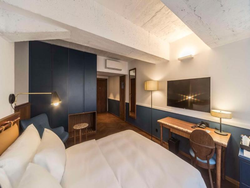 Radisson Hotel & Suites