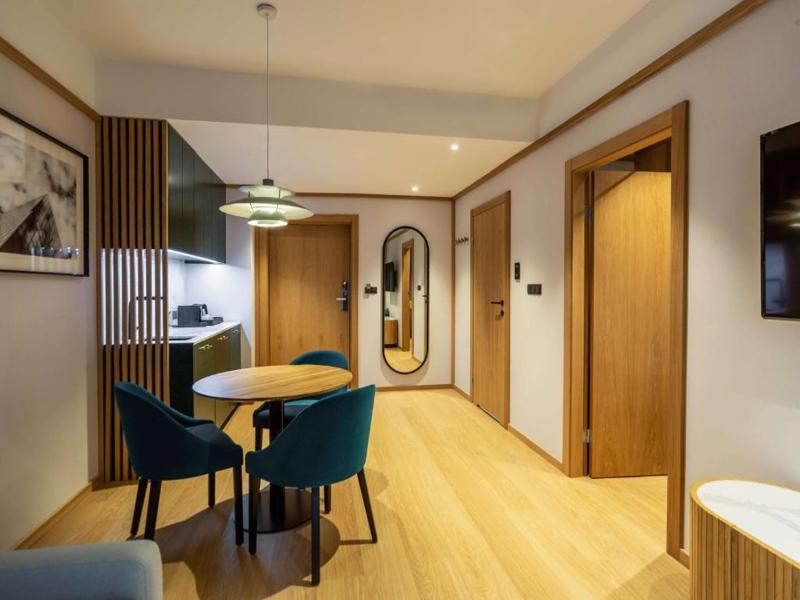 Radisson Hotel & Suites