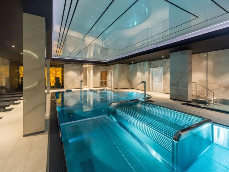 Radisson Hotel & Suites